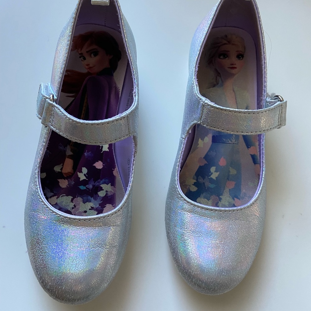 Disney Frozen Little girls silver short heel dress shoes, size 11.5